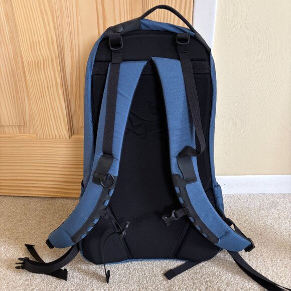 ARC’TERYX ARRO 22 WATERPROOF BAGPACK - Picture 2 of 3
